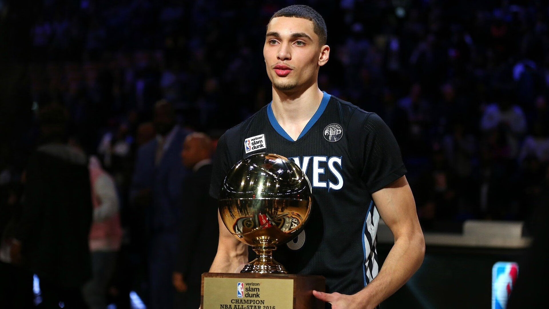 世界徒步联盟高峰论坛后 代表团集体完成象征性登山